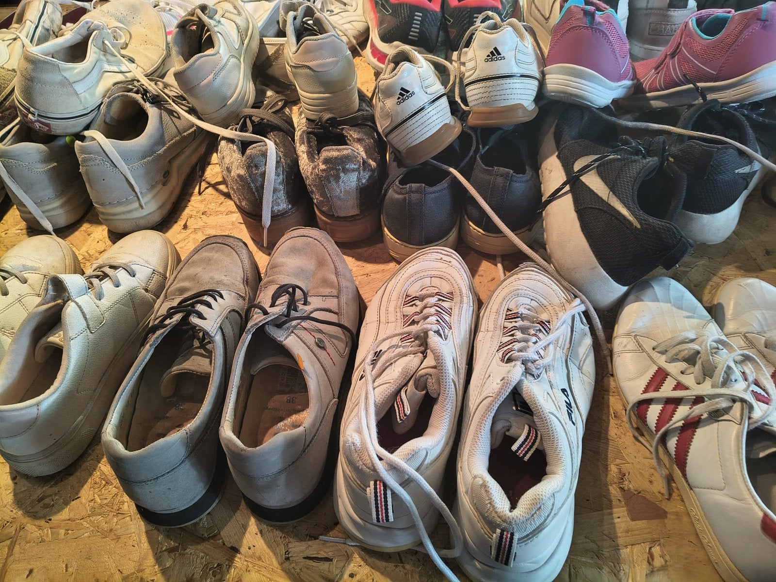 Partij sneakers m/v 70 paar, Ophalen