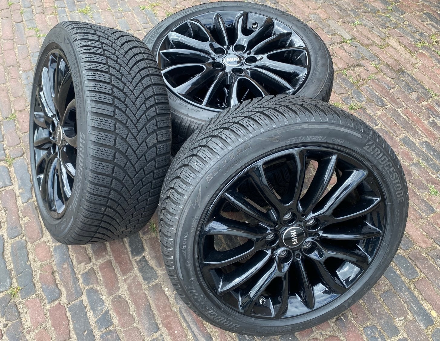 Zwarte 17” Mini Clubman velgen + tpms + winterbanden (7,5mm), Gebruikt, Banden en Velgen, 17 inch, 225 mm