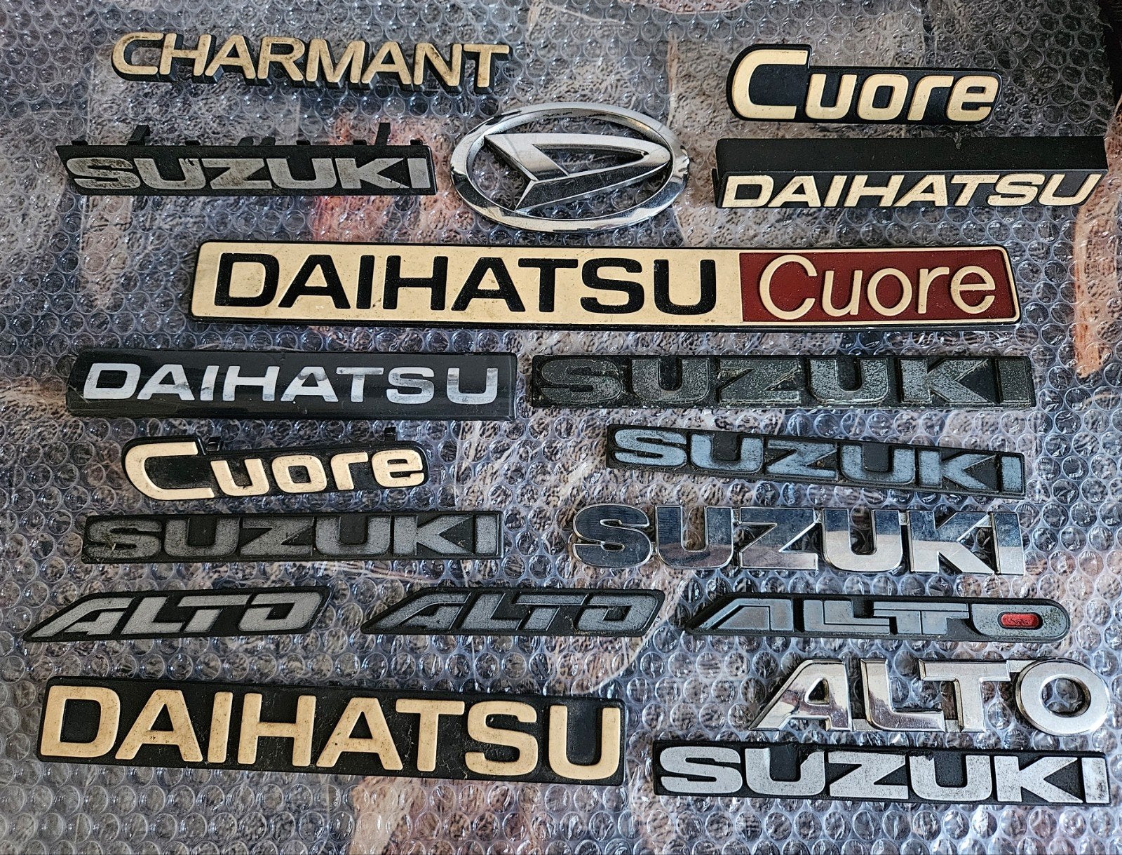 Daihatsu en Suzuki emblemen, Ophalen of Verzenden, Gebruikt