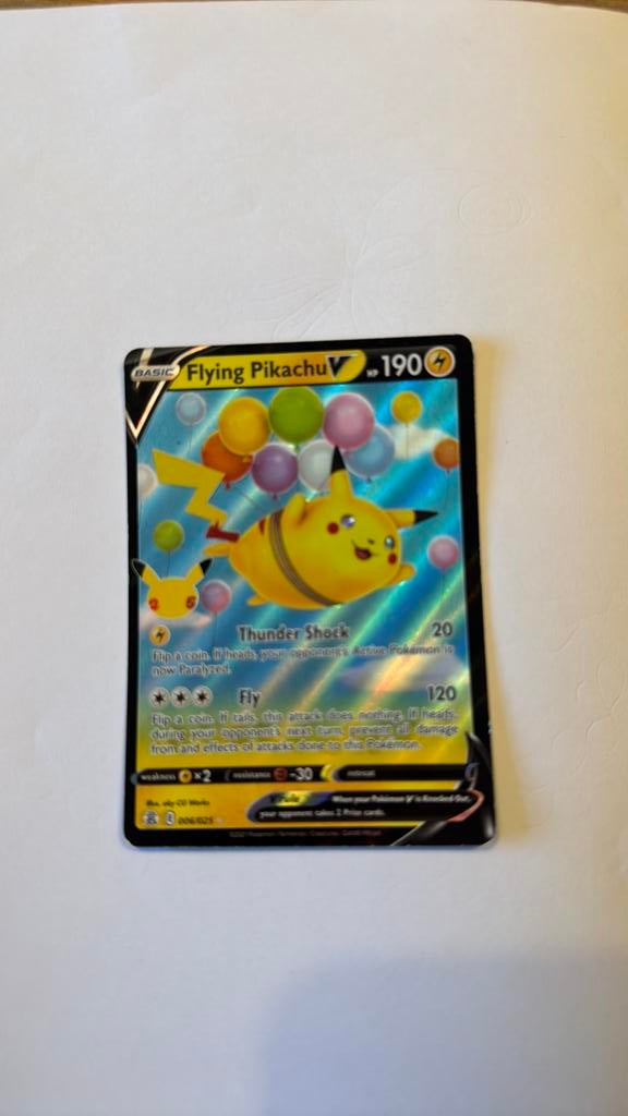 Pokemon flying pikachu V, Ophalen of Verzenden, Gebruikt, Losse kaart