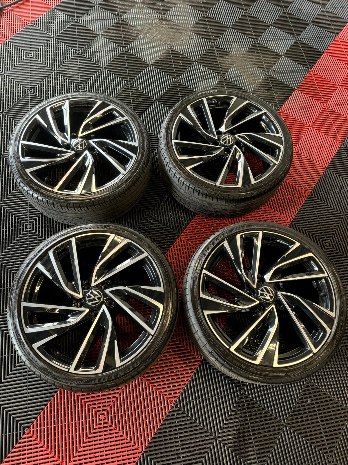 Orgineel Set 19 inch VW golf GTI Adelaide velgen met banden, Auto-onderdelen, Banden en Velgen, Banden en Velgen, 235 mm, Personenwagen