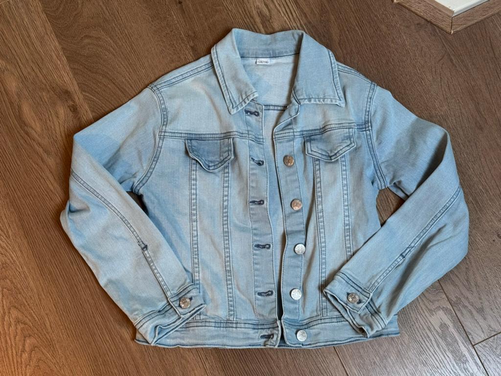 Spijkerjasje / spijkerjas maat 134/140, Kinderen en Baby's, Kinderkleding | Maat 134, Ophalen of Verzenden, Zo goed als nieuw