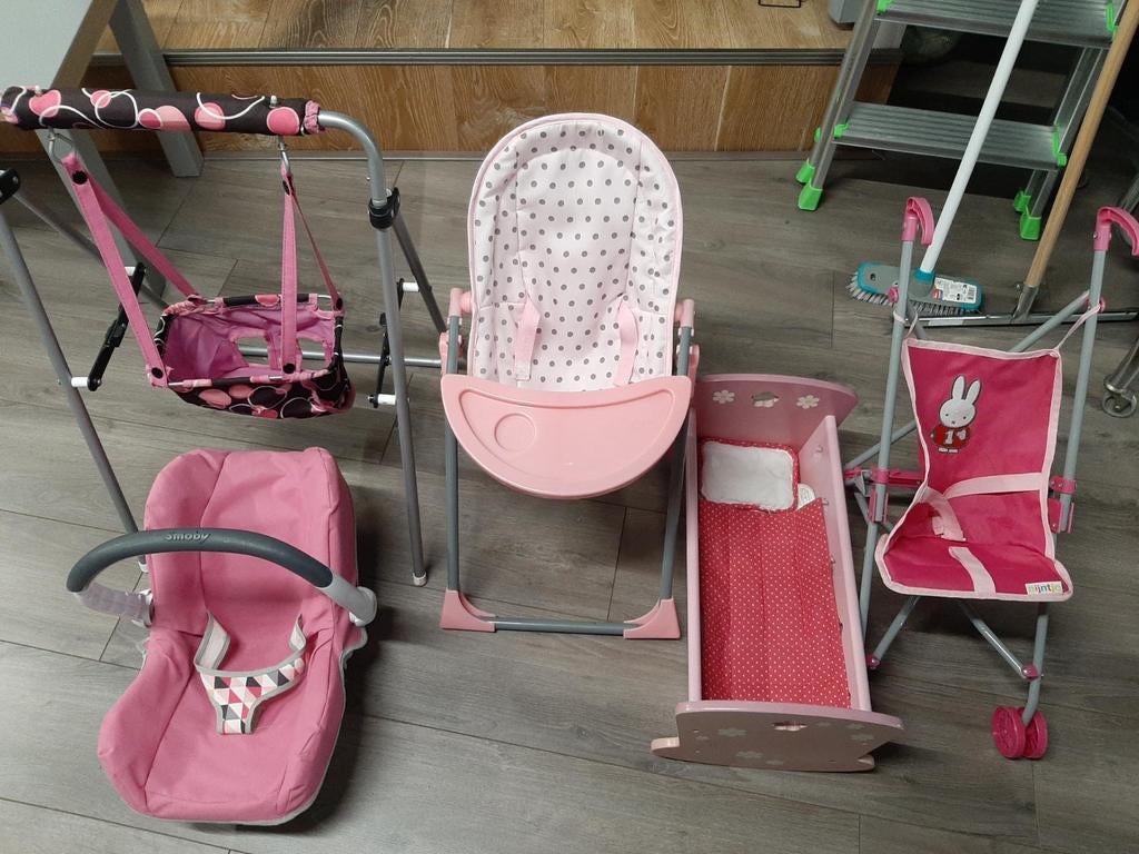 Poppen en accessoires: kinderstoel, bedje, autostoel, etc., Kinderen en Baby's, Speelgoed | Poppen, Ophalen, Gebruikt, Babypop