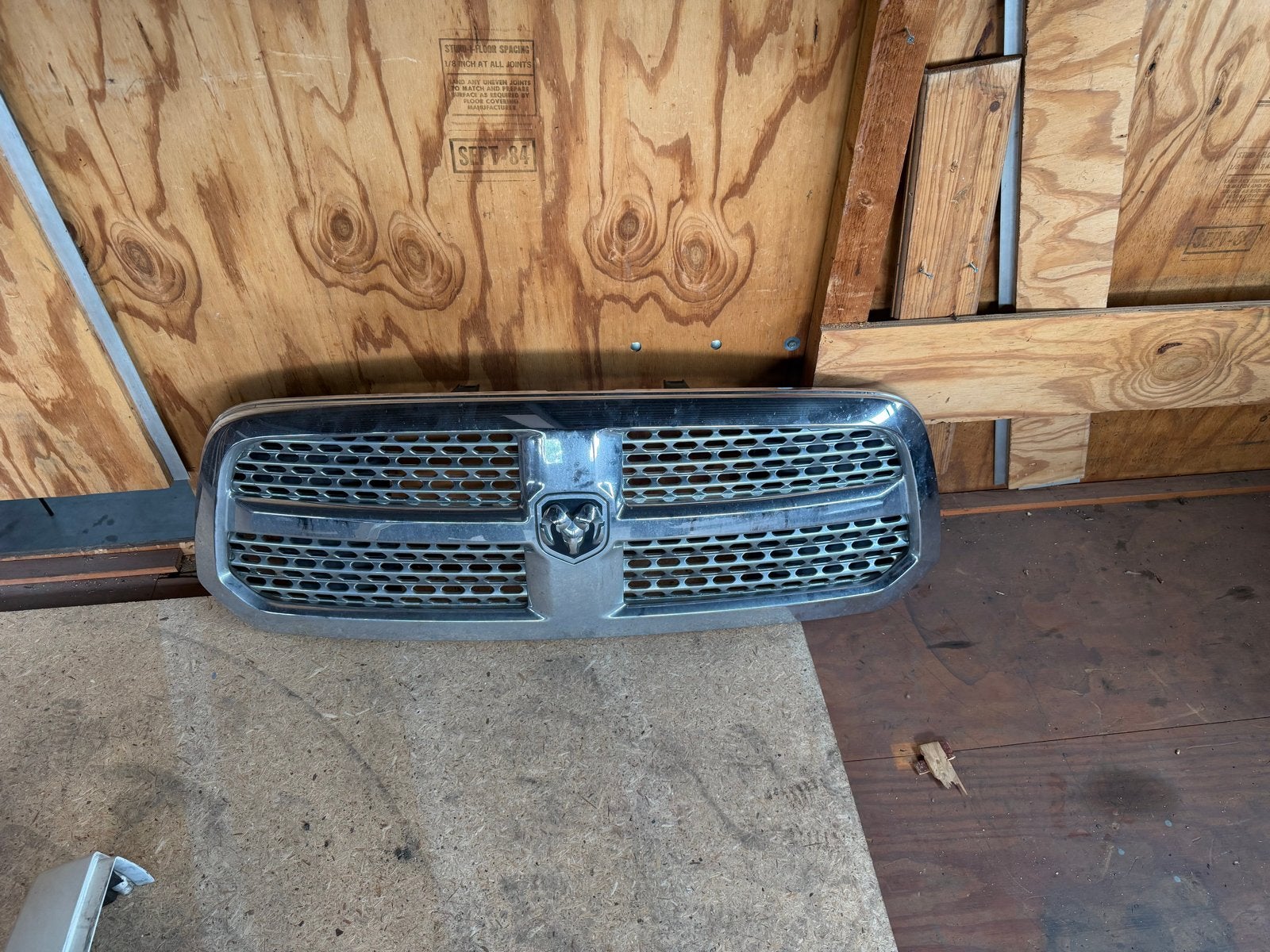 Grille Dodge Ram 1500 (2013-heden), Auto-onderdelen, Gebruikt, Voor, Ophalen of Verzenden, Dodge