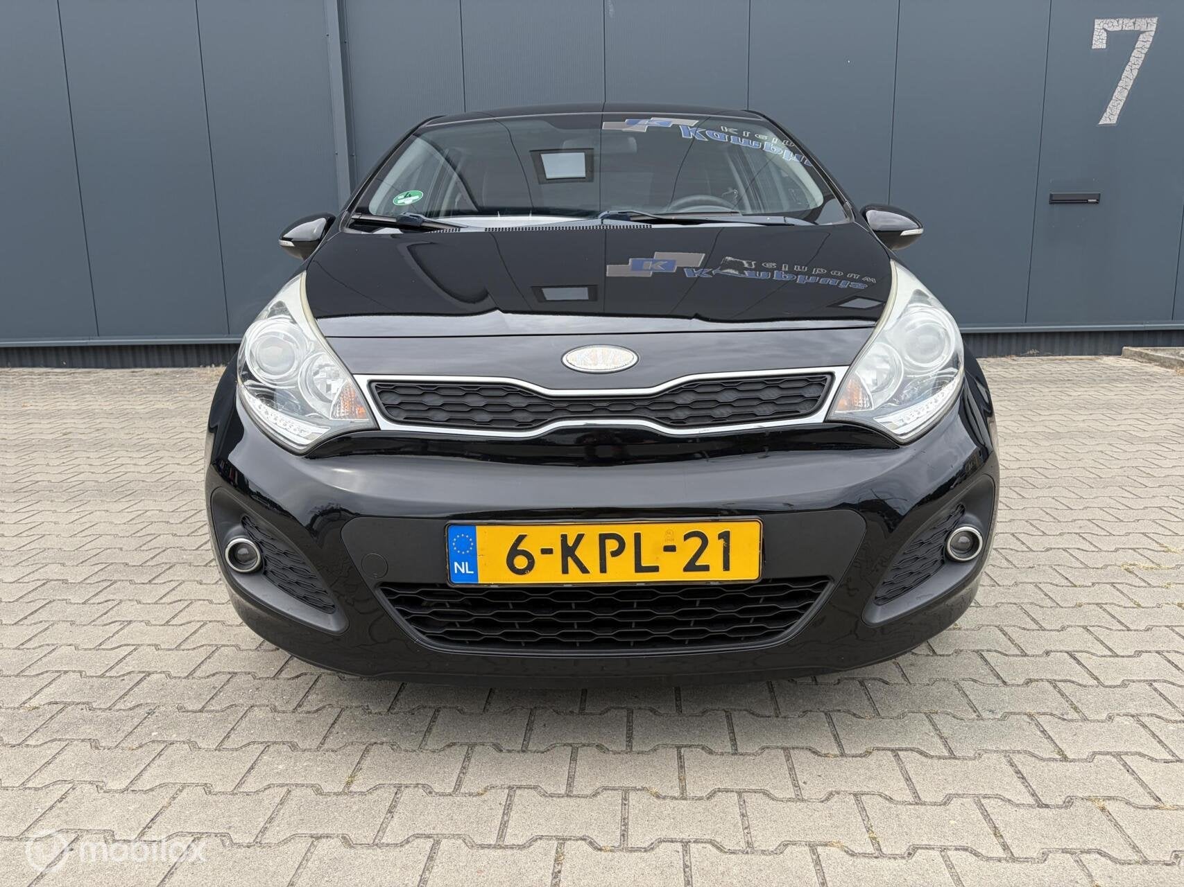 Kia Rio 1.2 CVVT Plus Pack Airco Nieuwe Apk 1ste Eigenaar, Auto's, Euro 5, Zwart, 4 cilinders, Elektrische ramen