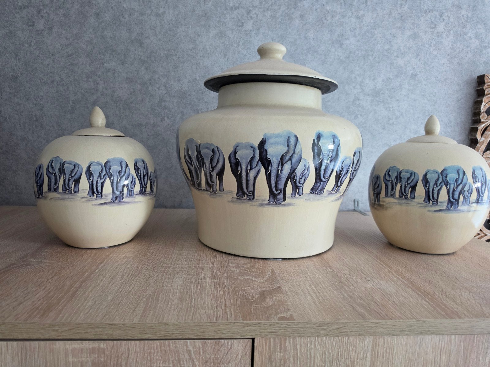 drie delig vazen set ( olifanten opdruk), Ophalen, Zo goed als nieuw