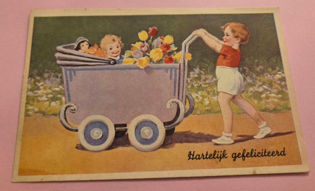 Jongen duwt kinderwagen met bloemen, poppen en kindje, Verzenden, 1940 tot 1960, Gelopen, Kinderen