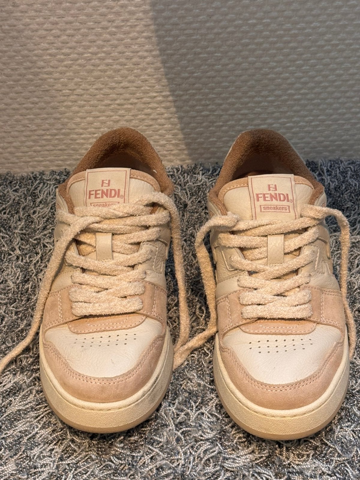 Fendi sneakers met F logo maat 38, ., Beige, Ophalen of Verzenden, .