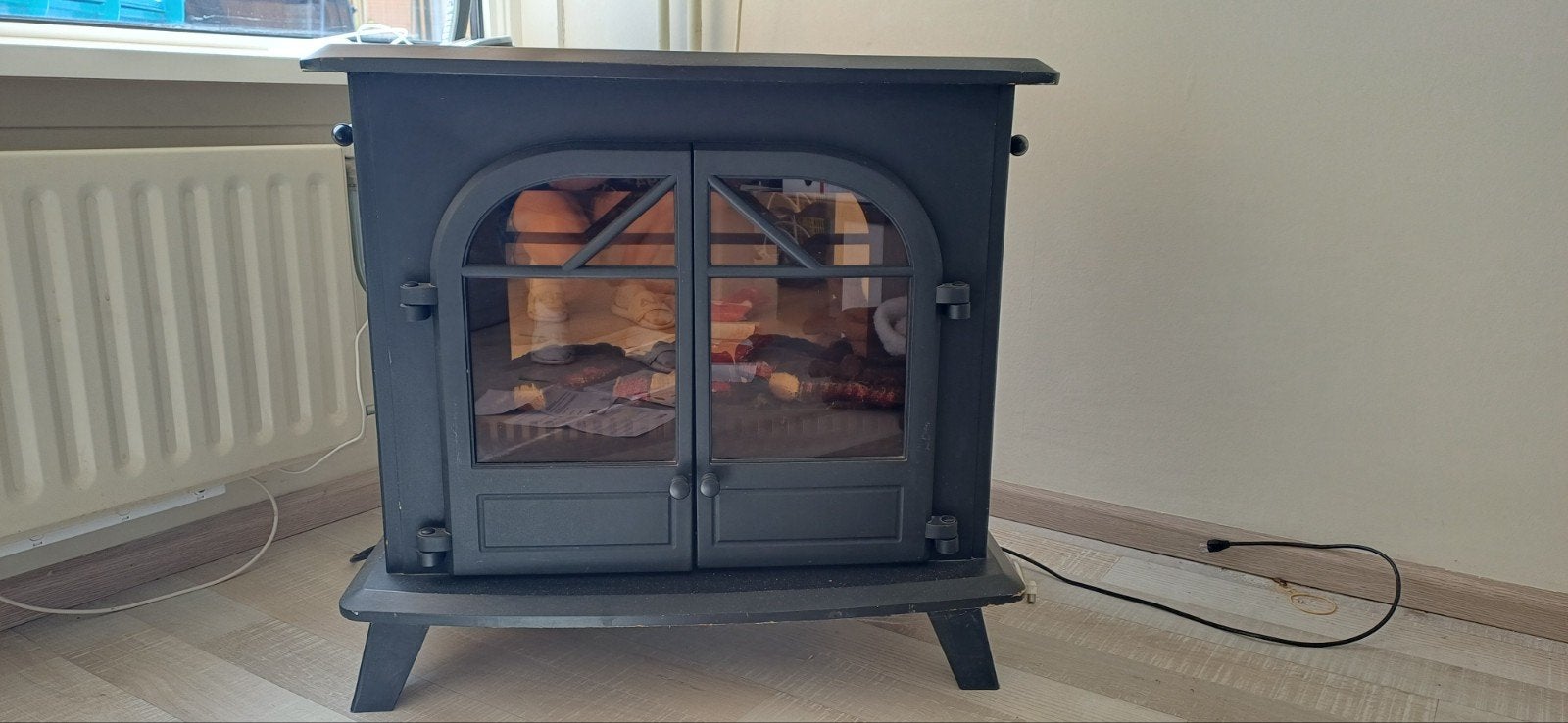 Zwarte elektrische haard met realistische vlammen, Huis en Inrichting, Ophalen, Gebruikt, Vrijstaande haard, Elektrische haard