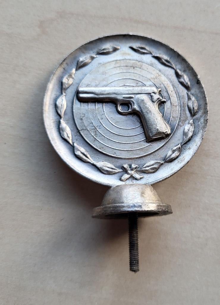Schietclub Prijs embleem Verzilverd Geweer Pistool, Ophalen of Verzenden, Overige materialen