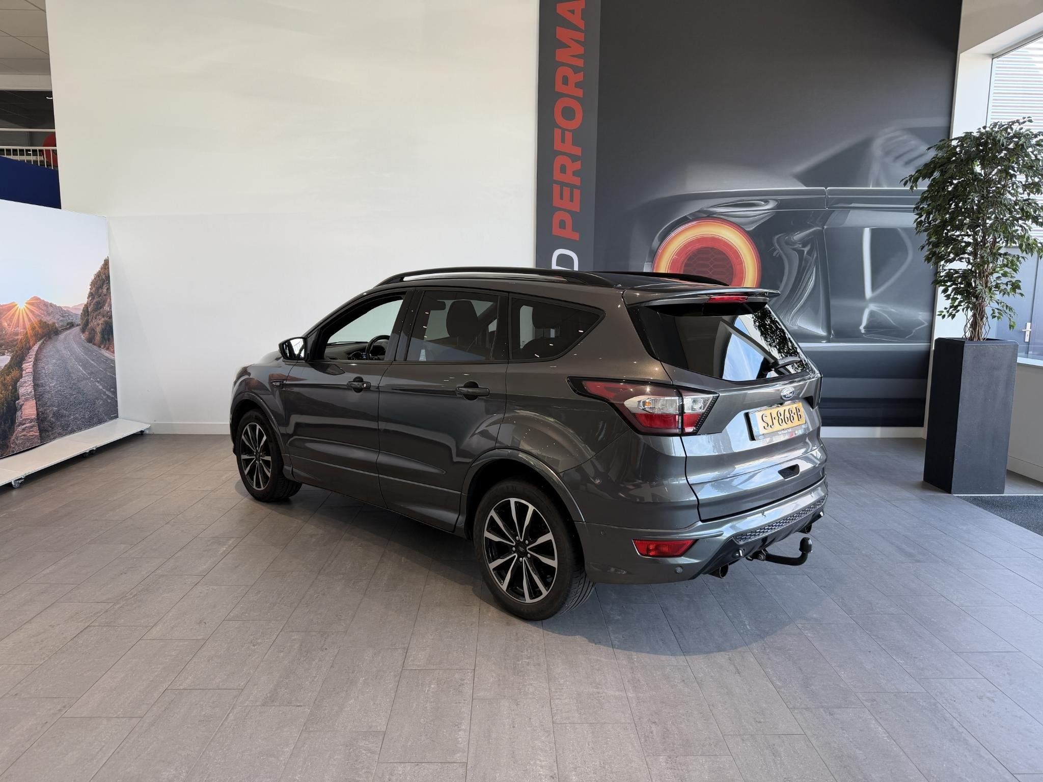 Ford Kuga 1.5 ST Line | 150 PK | CRUISE CONTROL | NAVIGATIE, 12 maanden, Euro 6, 4 cilinders, Leder en Stof