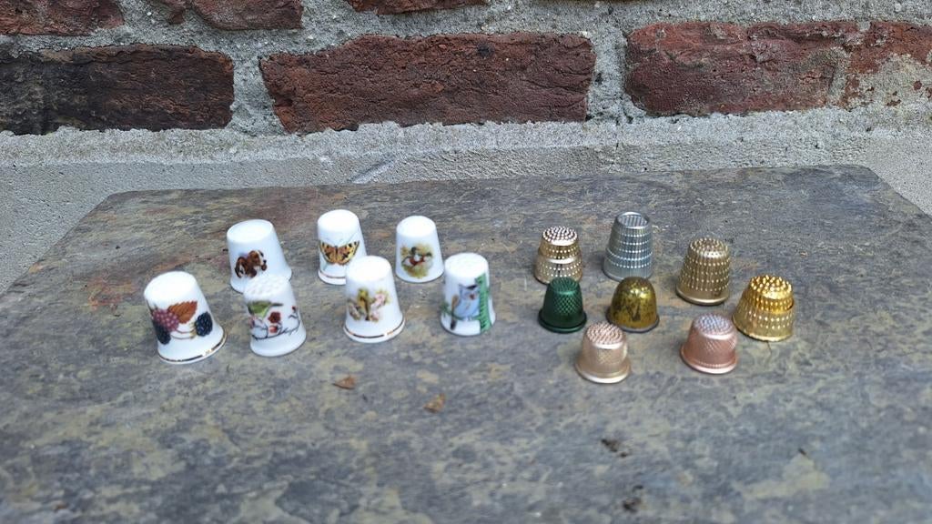 Vingerhoedjes, diverse materialen oa 2x fine bone china, Verzamelen, Vingerhoedjes, Ophalen of Verzenden, Gebruikt, Porselein