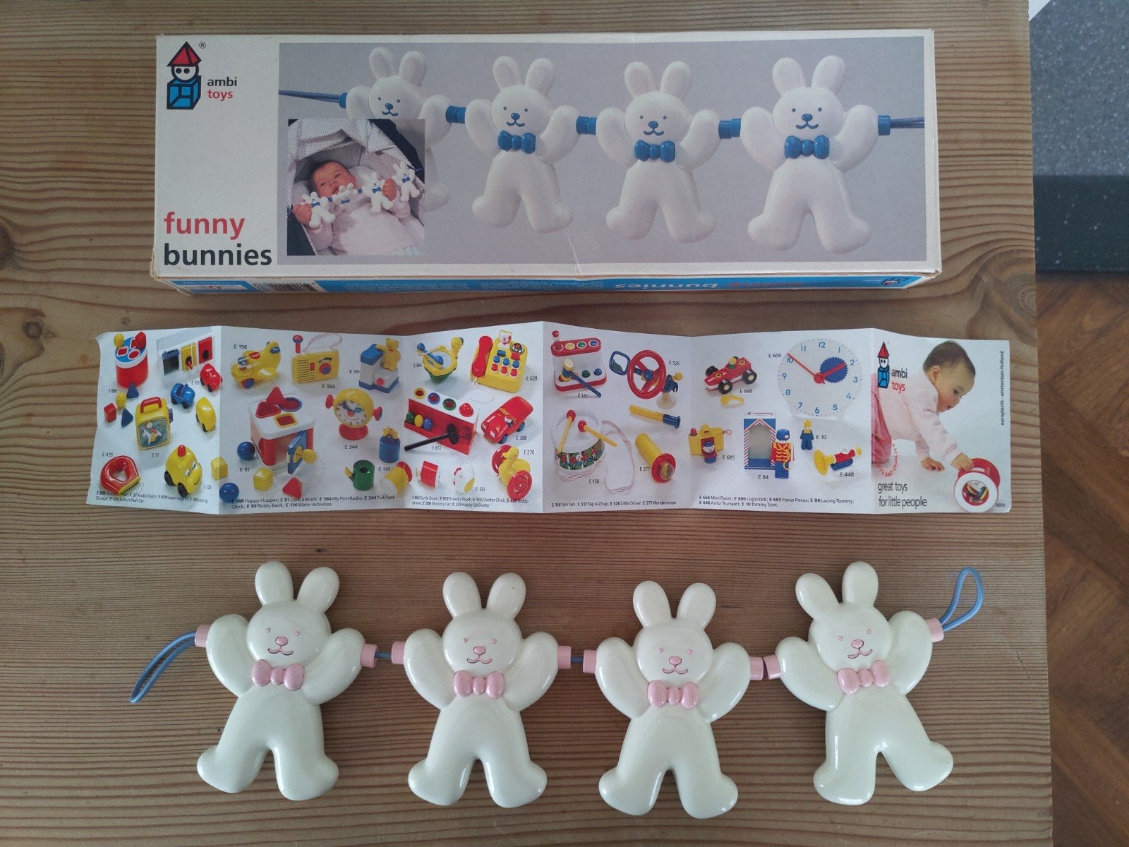 Ambi Toys Funny Bunnies Mobiel/Wagenhanger wit/rose, Kinderen en Baby's, Ophalen of Verzenden, Zo goed als nieuw, Mobiel