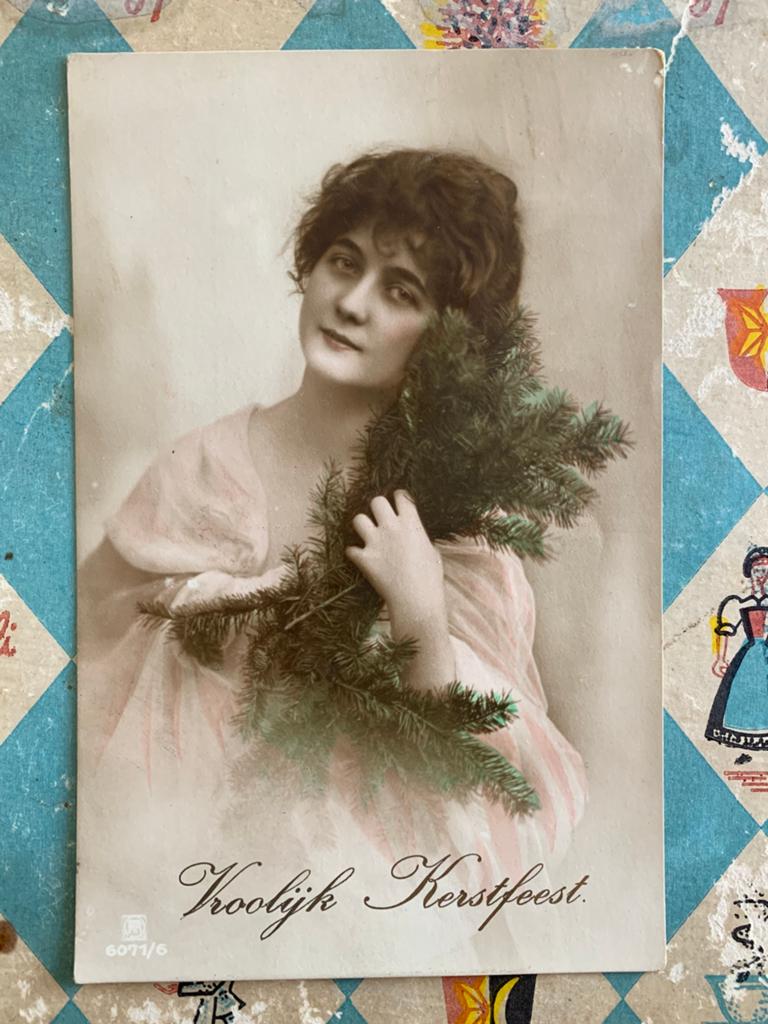 Vroolijk Kerstfeest - dame in roze jurk (WK), Ophalen of Verzenden, 1920 tot 1940, Gelopen, Feest(dag)