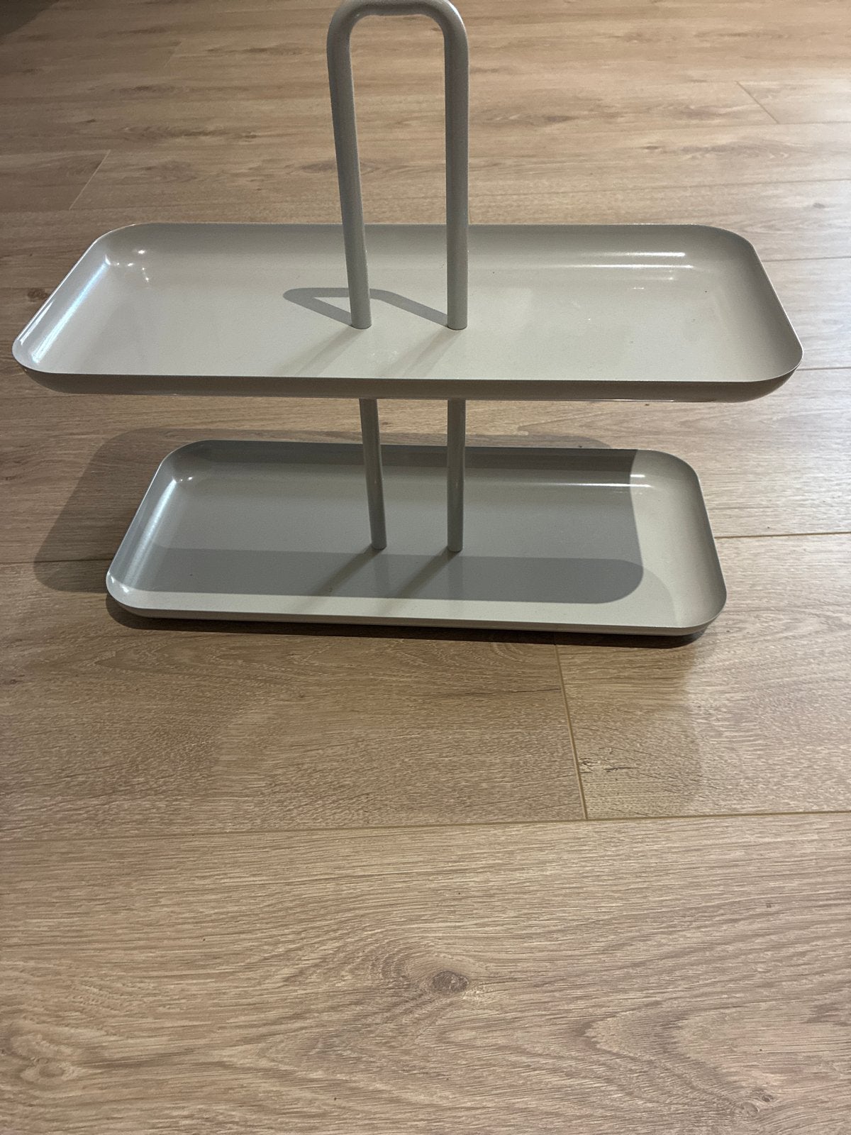 Beige etagère met 2 lagen, 32 cm hoog, Ophalen of Verzenden, Gebruikt, Etagère, Metaal