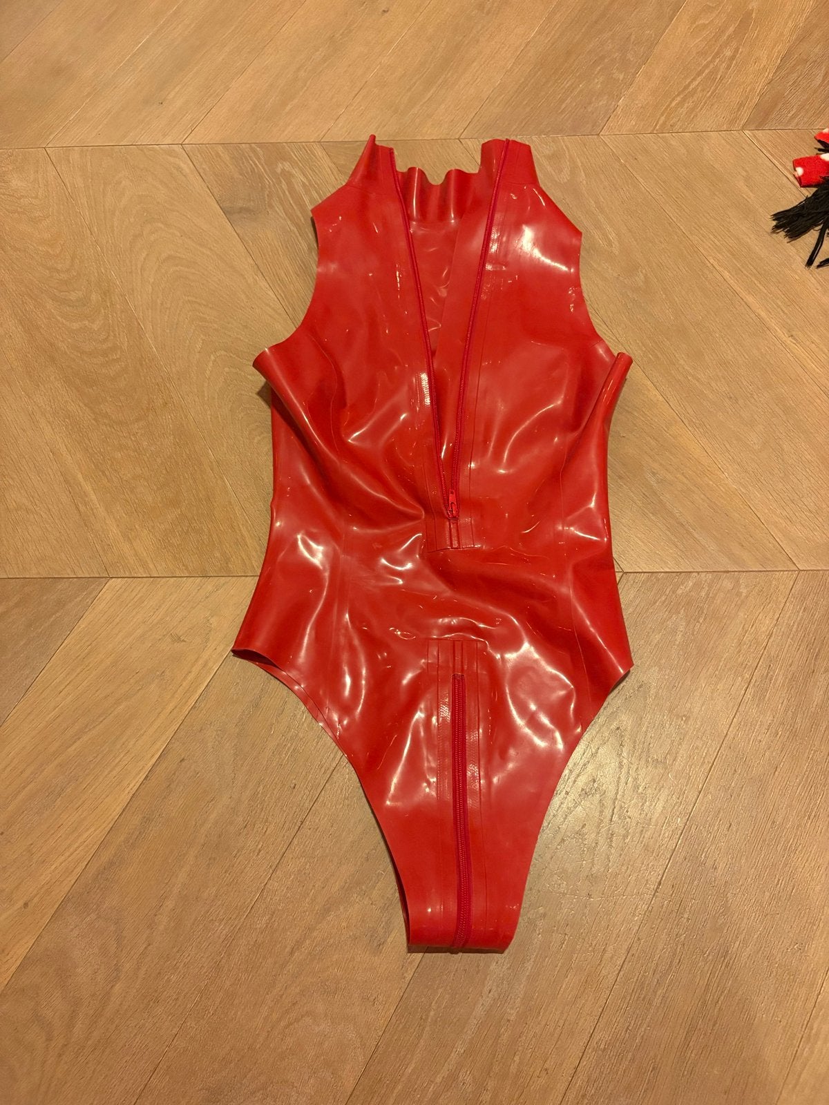 Rode latex bodysuit + kousen maat S, Ophalen, Zo goed als nieuw