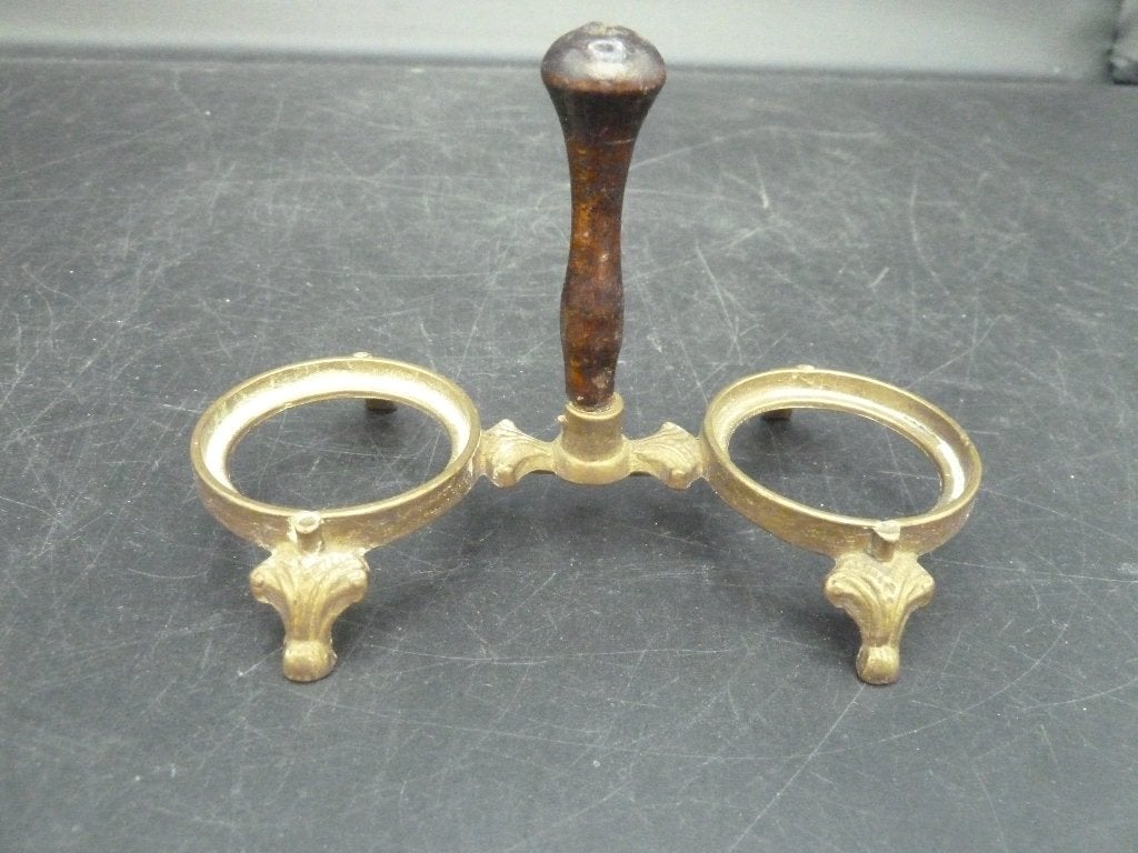 Antieke messing en hout standaard voor peper en zout, Ophalen of Verzenden