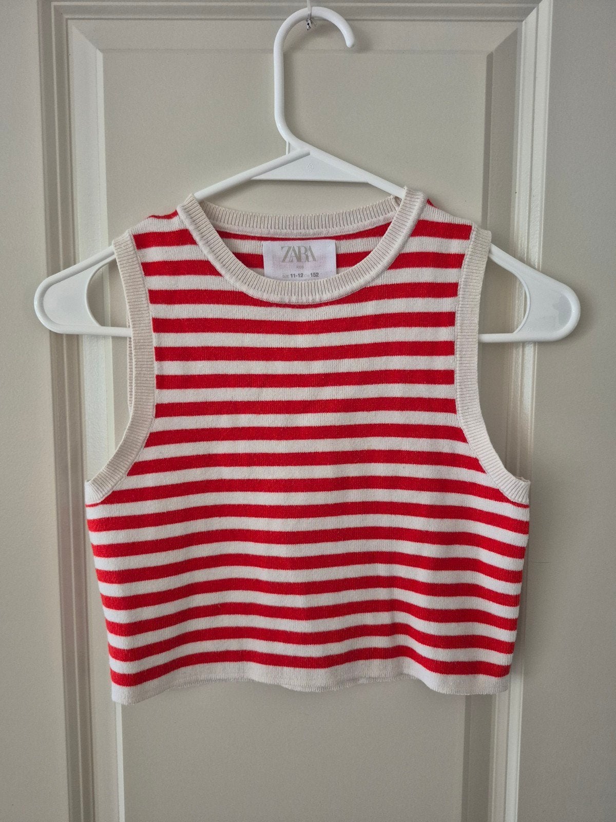 Zara 152 crop top zonder mouwen rood wit gestreept 

Rookvri, Ophalen of Verzenden, Meisje