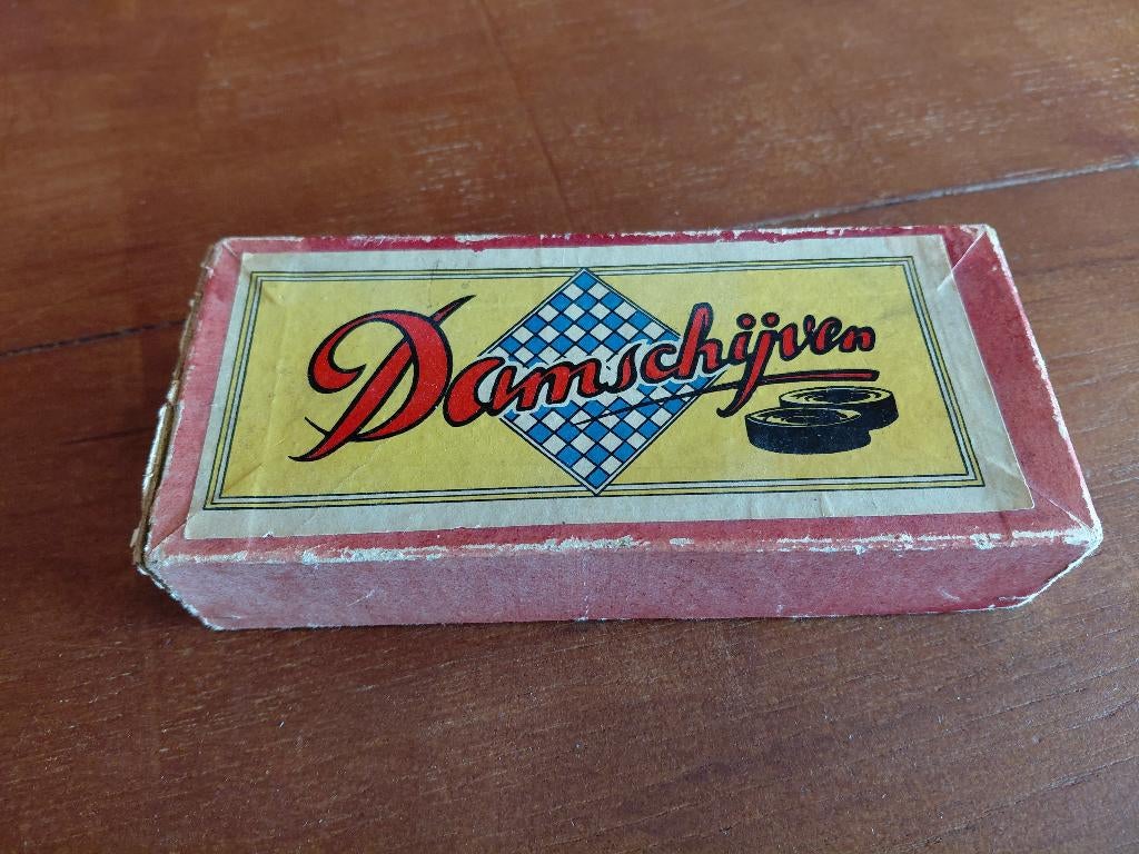 Oud doosje met damschijven gratis, Hobby en Vrije tijd, Gezelschapsspellen | Bordspellen, Een of twee spelers, Ophalen, Gebruikt