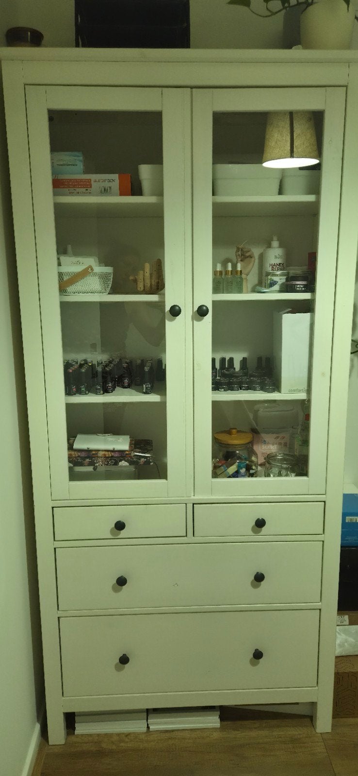 Ikea Hemnes Witte vitrinekast met lades en deuren, Huis en Inrichting, Ophalen, Gebruikt, Met deur(en), Glas
