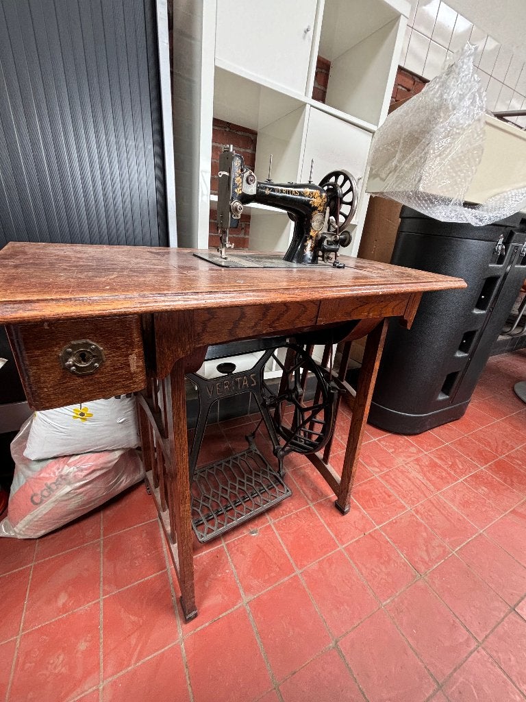 Antieke Veritas naaimachinetafel trapnaaimachine  CS26878, Ophalen