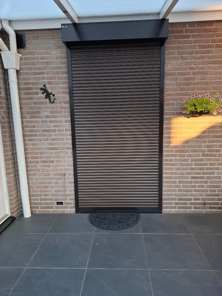 Te koop z.g.a.n. elektrische rolluik voor een deur., Ophalen, 100 tot 150 cm, Bruin, 200 cm of meer