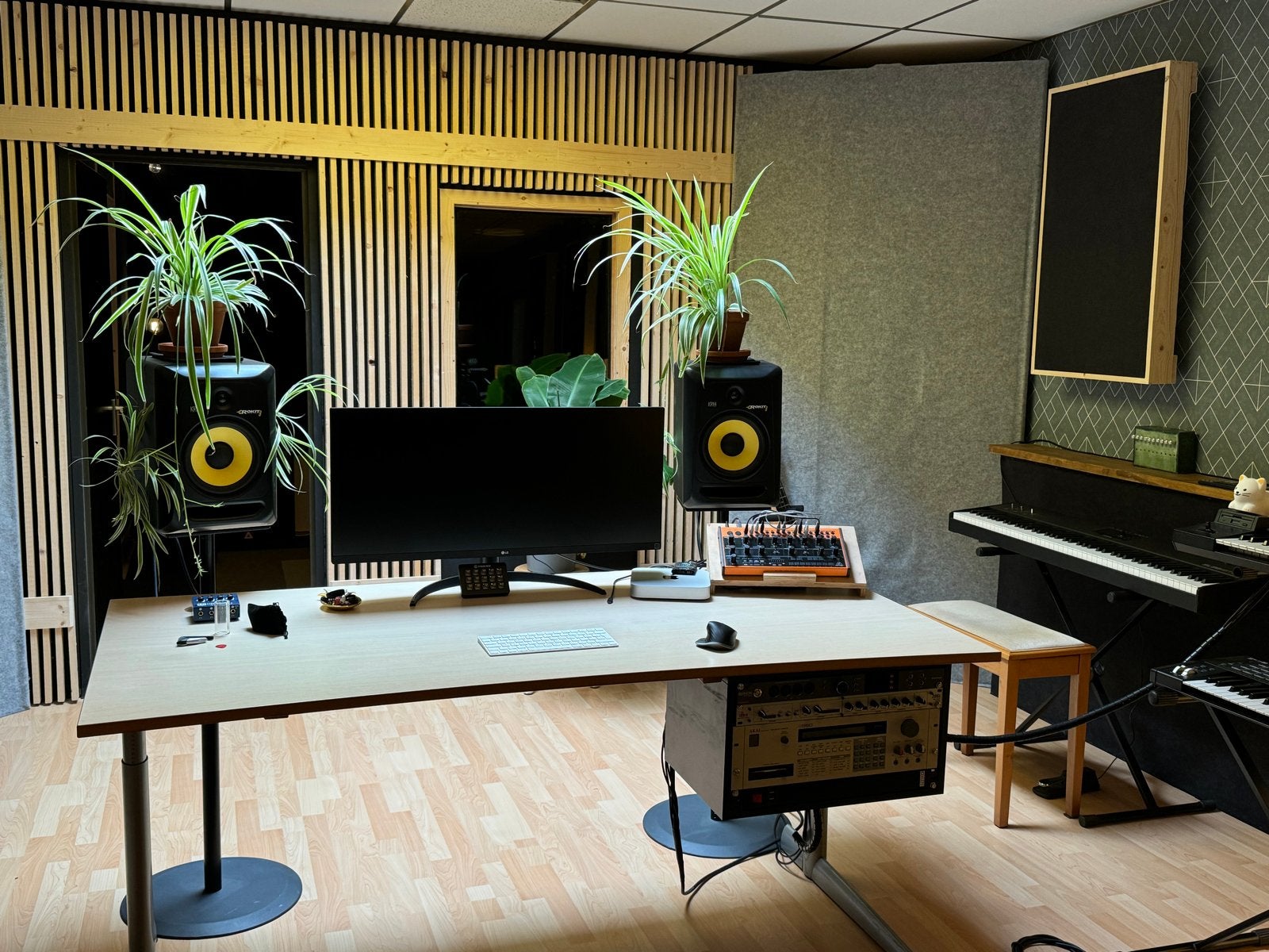 Groot in hoogte verstelbaar studio bureau met 19 inch rack, Ophalen, Gebruikt