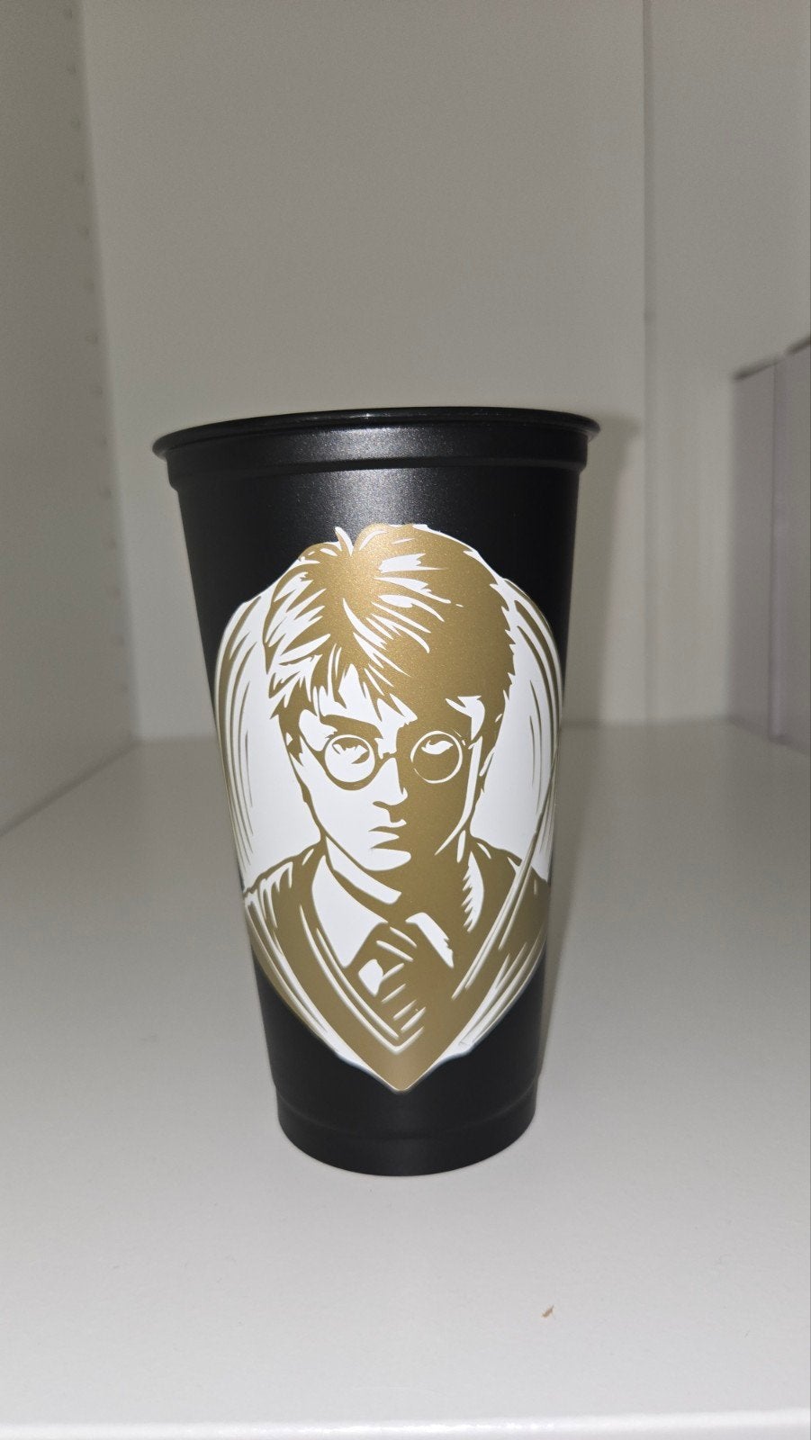 Harry Potter Beker - Zwart met Goudkleurige Afbeelding, Verzamelen, Harry Potter, Ophalen of Verzenden, Zo goed als nieuw, Gebruiksvoorwerp