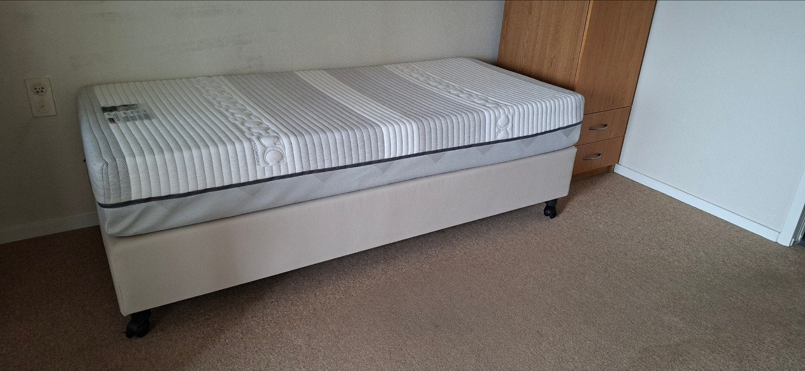 boxspring op wieltjes samen met goed matras., Ophalen, Gebruikt, Eenpersoons, 90 cm