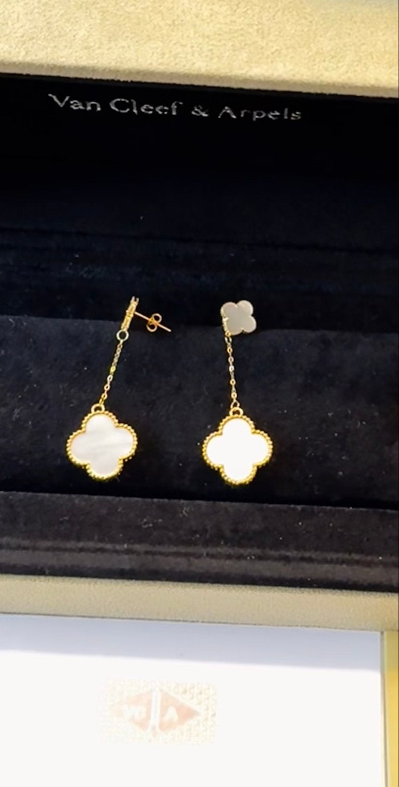 Mooi 2 witte klaver oorbellen 18 karaat goud, Sieraden, Tassen en Uiterlijk, Oorbellen, Hangers, Wit, Nieuw, Ophalen of Verzenden