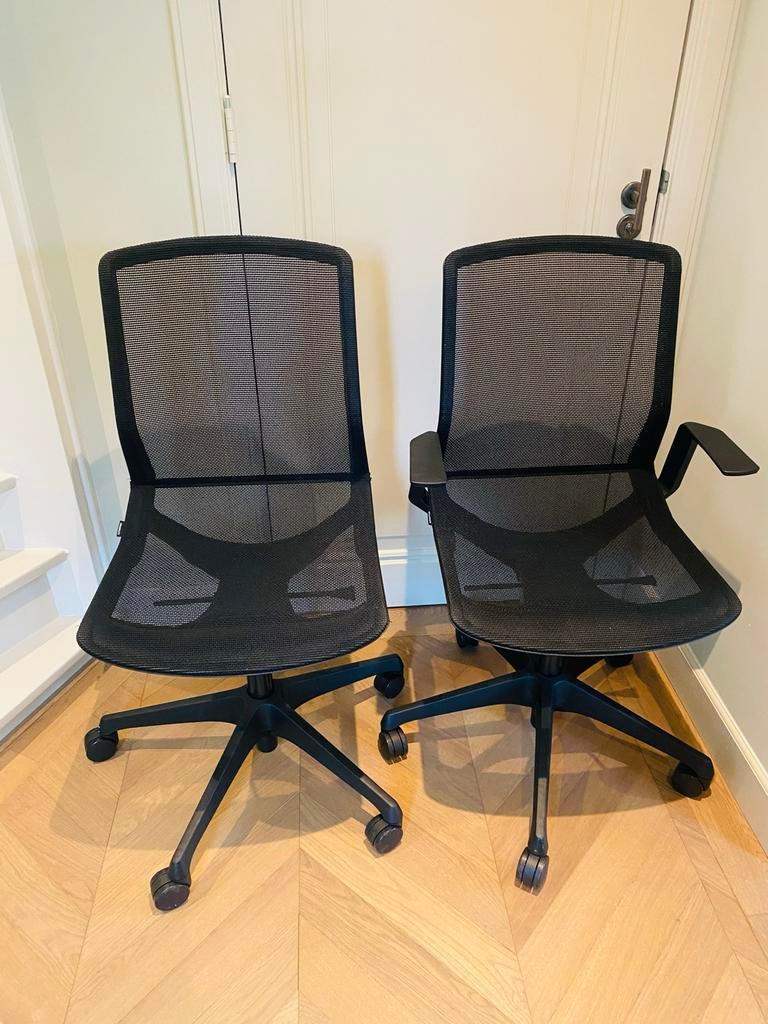 Twee OKAMURA bureaustoelen - Nieuwstaat, met/zonder armleuni, Ophalen, Zo goed als nieuw, In diepte verstelbaar