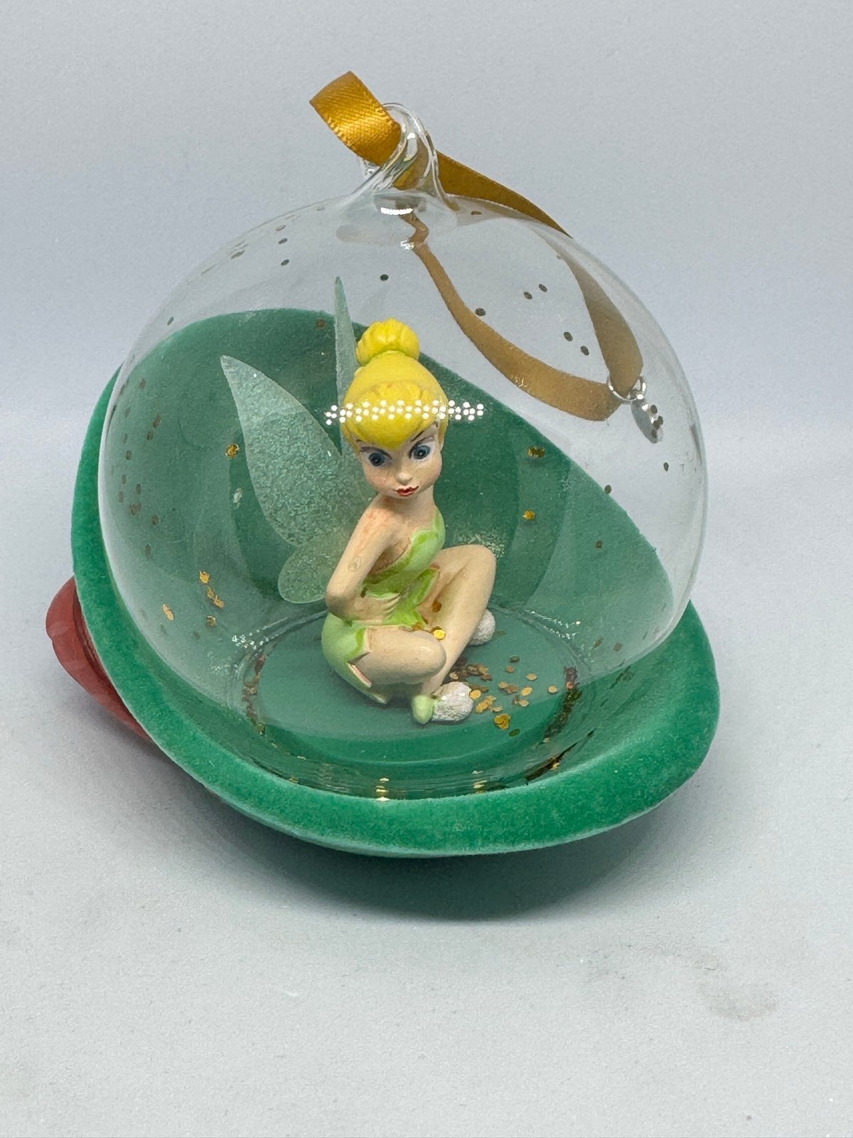 Disney Tinkerbell Beeldje in Glazen Bol met Peter Pan hoed, Ophalen of Verzenden, Peter Pan of Pinokkio, Gebruikt, Beeldje of Figuurtje