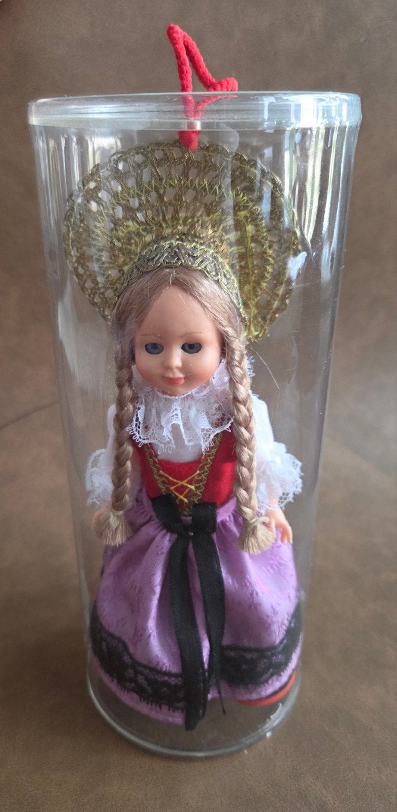 Vintage pop 17 cm in traditionele klederdracht, Verzamelen, Verzenden, Gebruikt, Pop