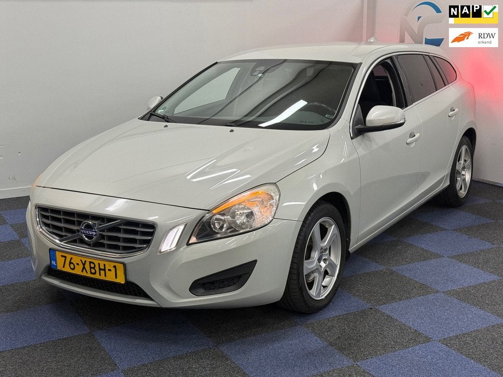 Volvo V60 1.6 T3 Momentum / SUPER NETJES / NETTE AUTO / RIJD, Voorwielaandrijving, 4 cilinders, 150 pk, Leder en Stof