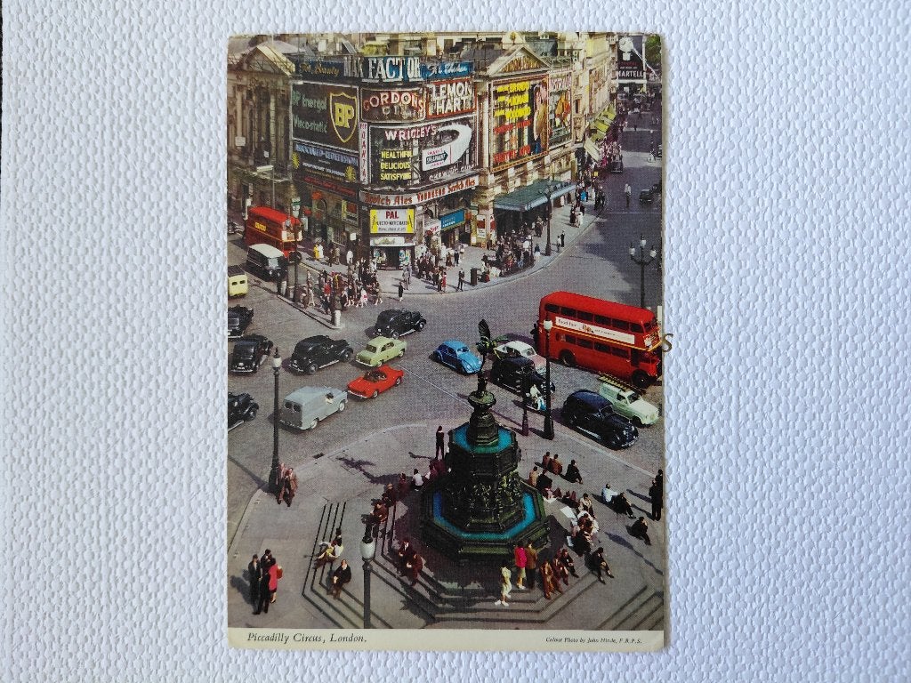 Piccadilly Circus, London, dubbeldekker, oude auto's, 1976., Verzamelen, Verzenden, 1960 tot 1980, Gelopen