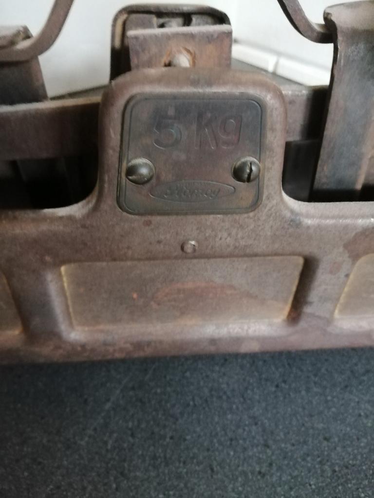 Zeer oude zware weegschaal compleet met 2 gewichten 50x20 cm, Antiek en Kunst, Curiosa en Brocante, Ophalen