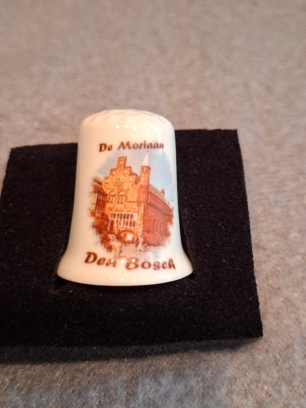 Vingerhoedje DEN BOSCH de moriaan ( handmade ), Ophalen of Verzenden, Zo goed als nieuw, Porselein, Nederland