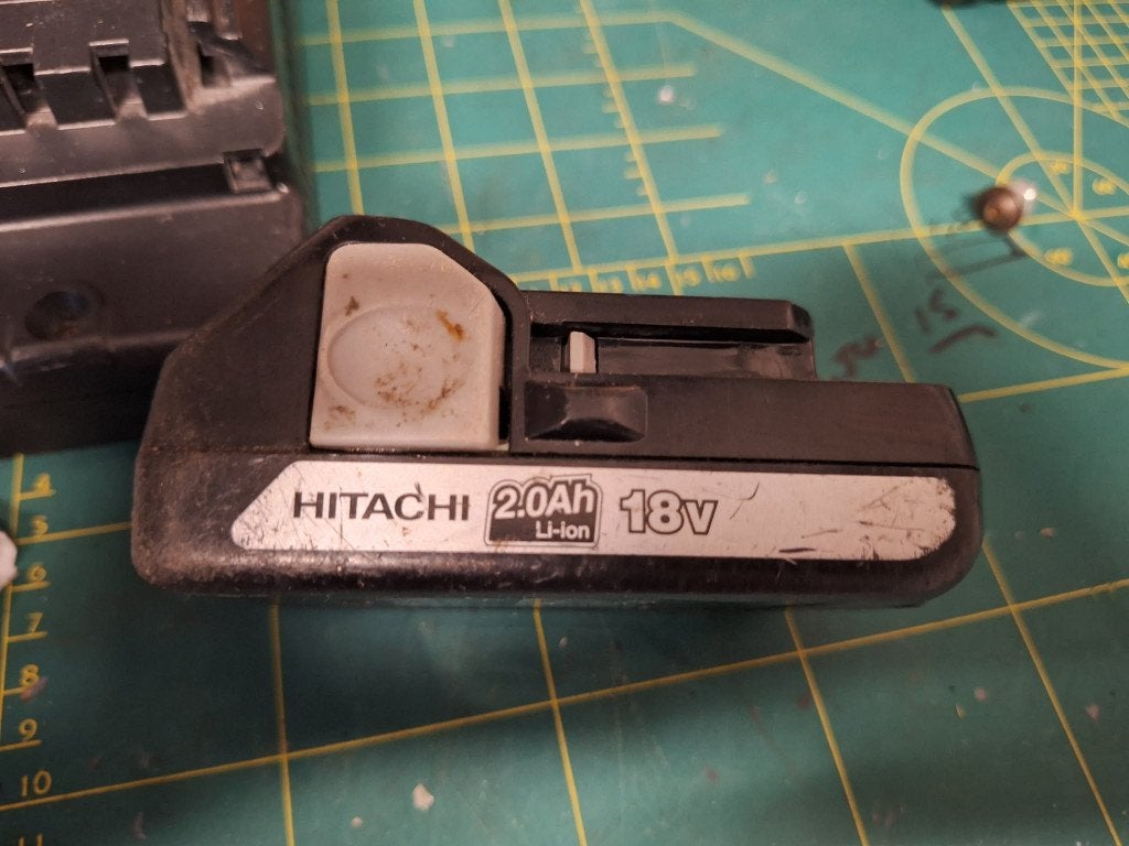 Hitachi. hitoki, 14-18Volt lader en accu 18volt, Gebruikt, Ophalen of Verzenden, Boor- en Schroefmachine, Minder dan 400 watt