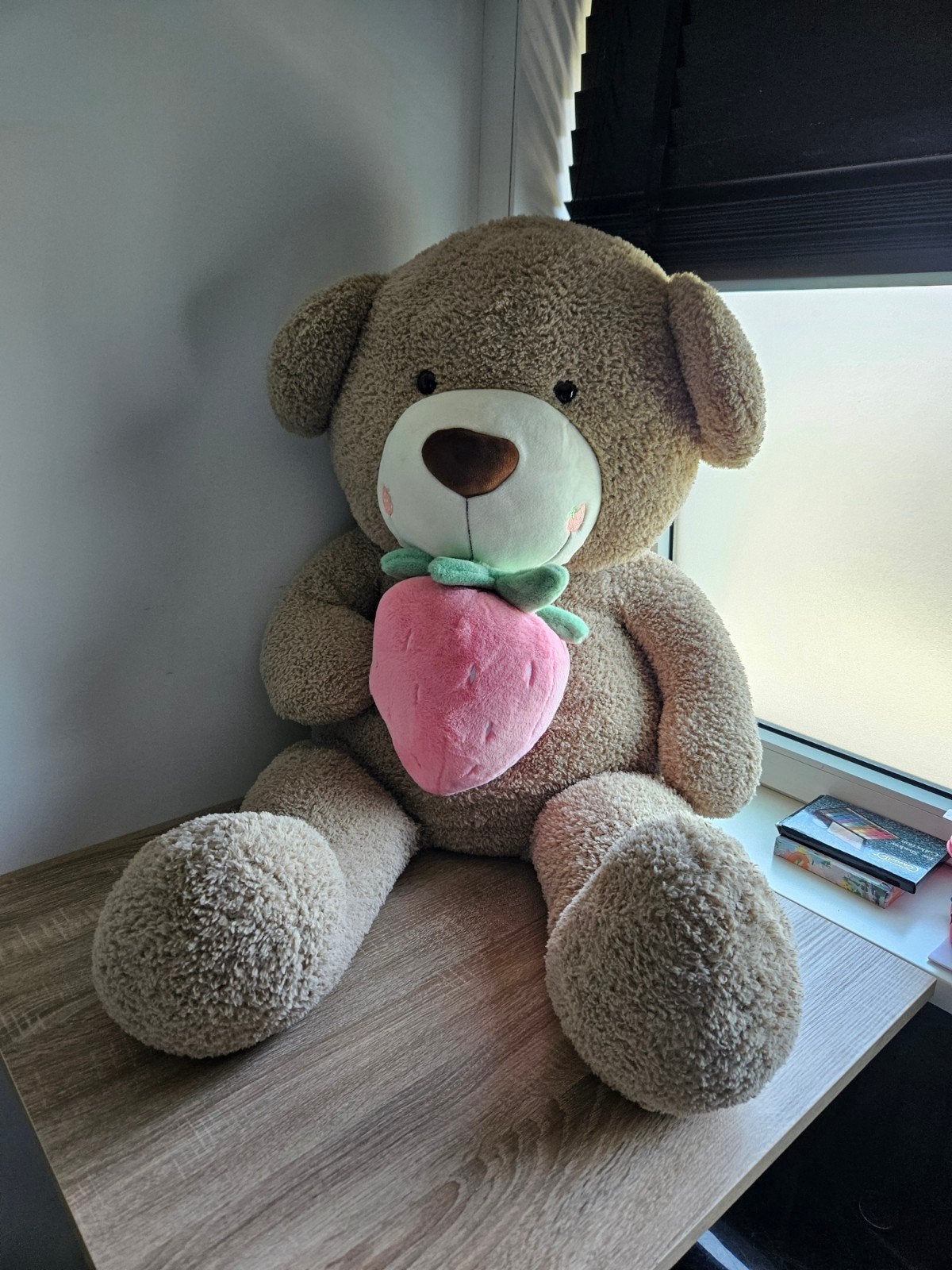 Grote knuffelbeer met aardbei - Zo goed als nieuw, Kinderen en Baby's, Beer, Ophalen of Verzenden, Zo goed als nieuw, Bruin