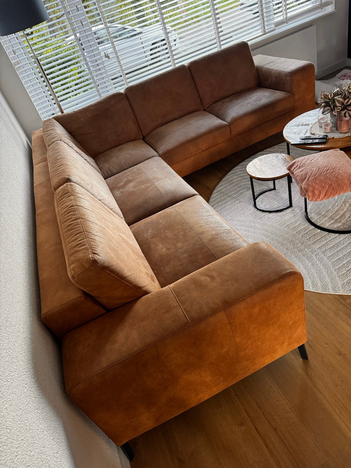 Comfortabele hoekbank van microleder in cognac kleur, Huis en Inrichting, Banken | Bankstellen, Ophalen, 250 tot 300 cm, Gebruikt