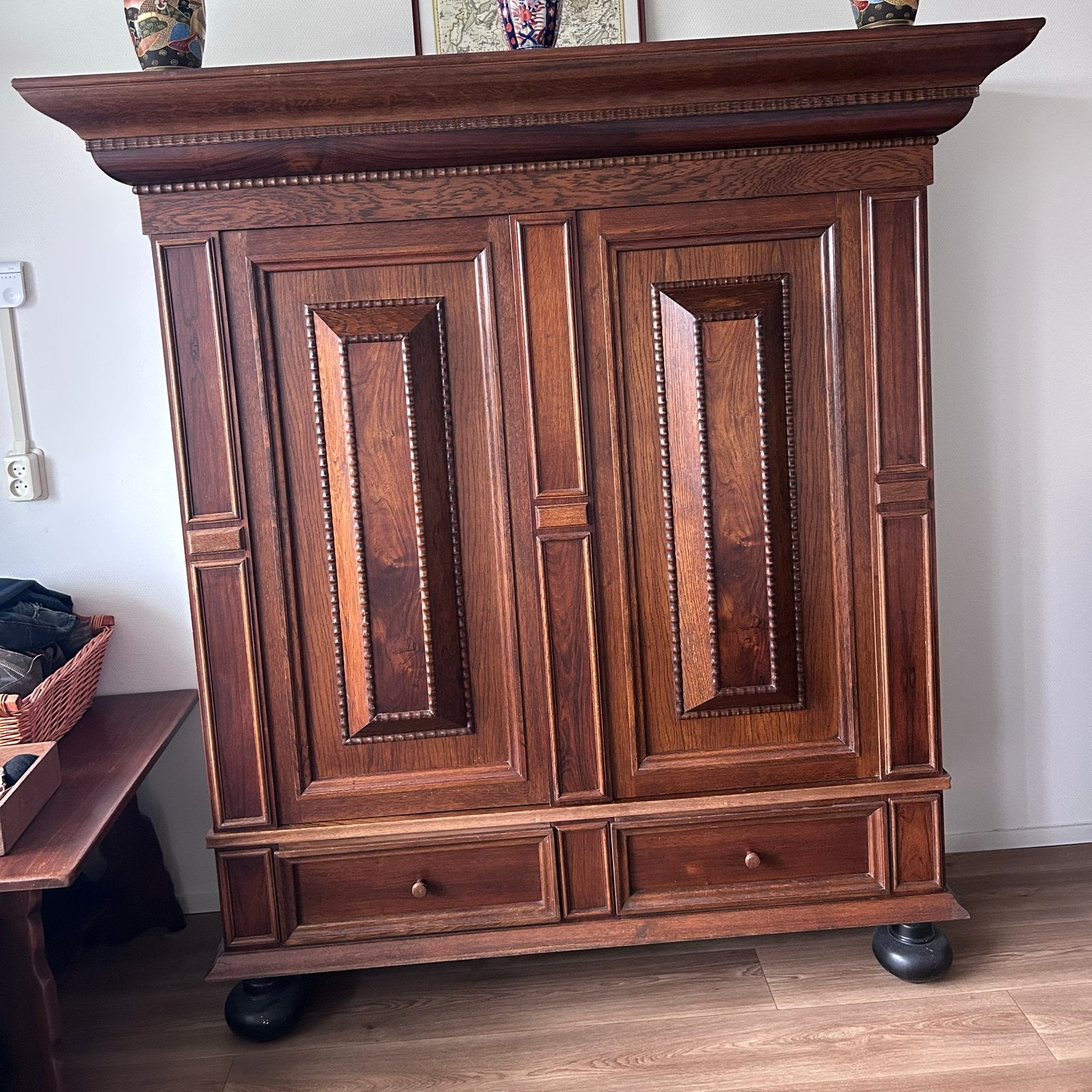 Antieke houten kast met twee deuren en lades, Ophalen