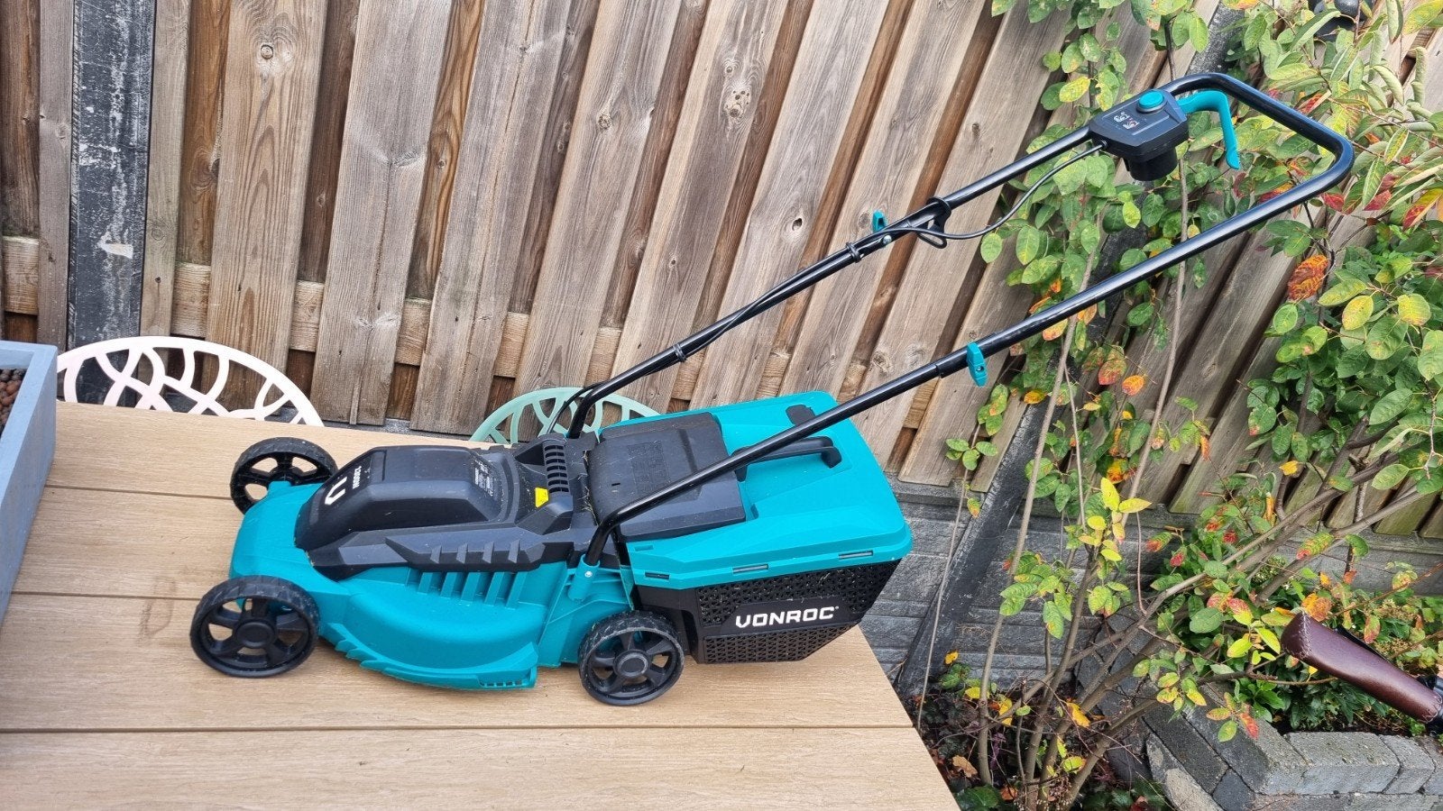 VONROC Elektrische Grasmaaier 1300W - Zo goed als nieuw, Cirkelmaaier, Elektrische grasmaaier, Zo goed als nieuw, Opvangbak