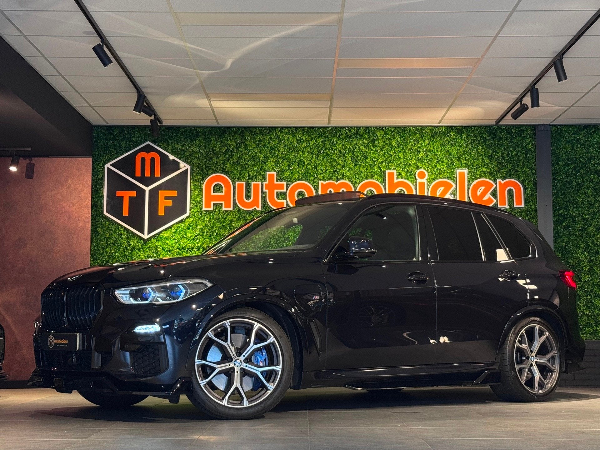 BMW X5 XDrive45e M SPORT 394 PK |M KUIPSTOELEN|SWAROVSKI|360, Gebruikt, 394 pk, Met garantie (alle), Zwart