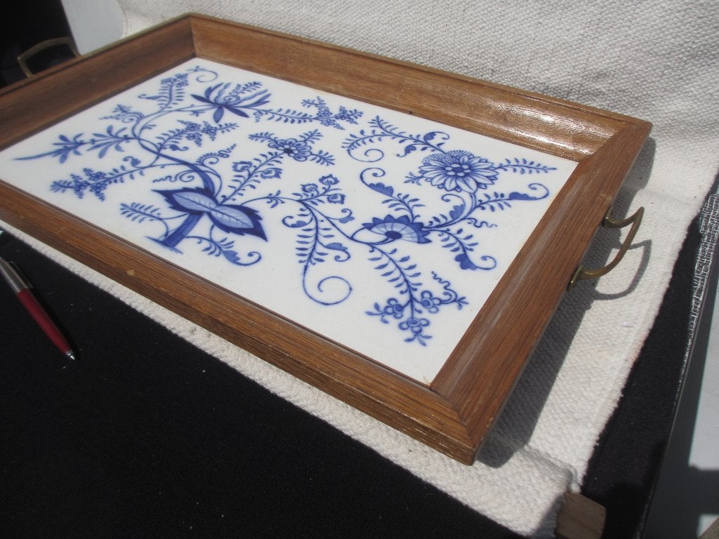 GROOT DIENBLAD MET TEGEL ZWIEBELMUSTER IN ZEER GOEDE STAAT, Ophalen of Verzenden, Zo goed als nieuw, Dienblad, Steen/keramiek