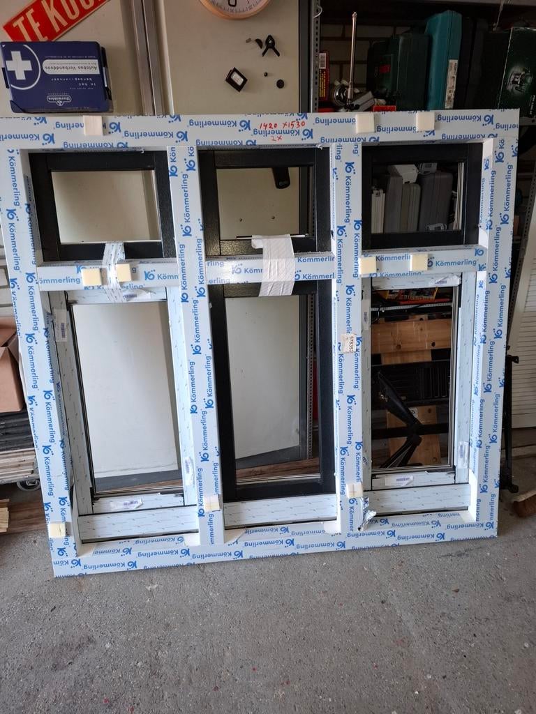 4 nieuwe kunststof kozijnen wit /antraciet, Doe-het-zelf en Verbouw, Kozijnen en Schuifpuien, Kunststof, Raamkozijn, Nieuw, Ophalen