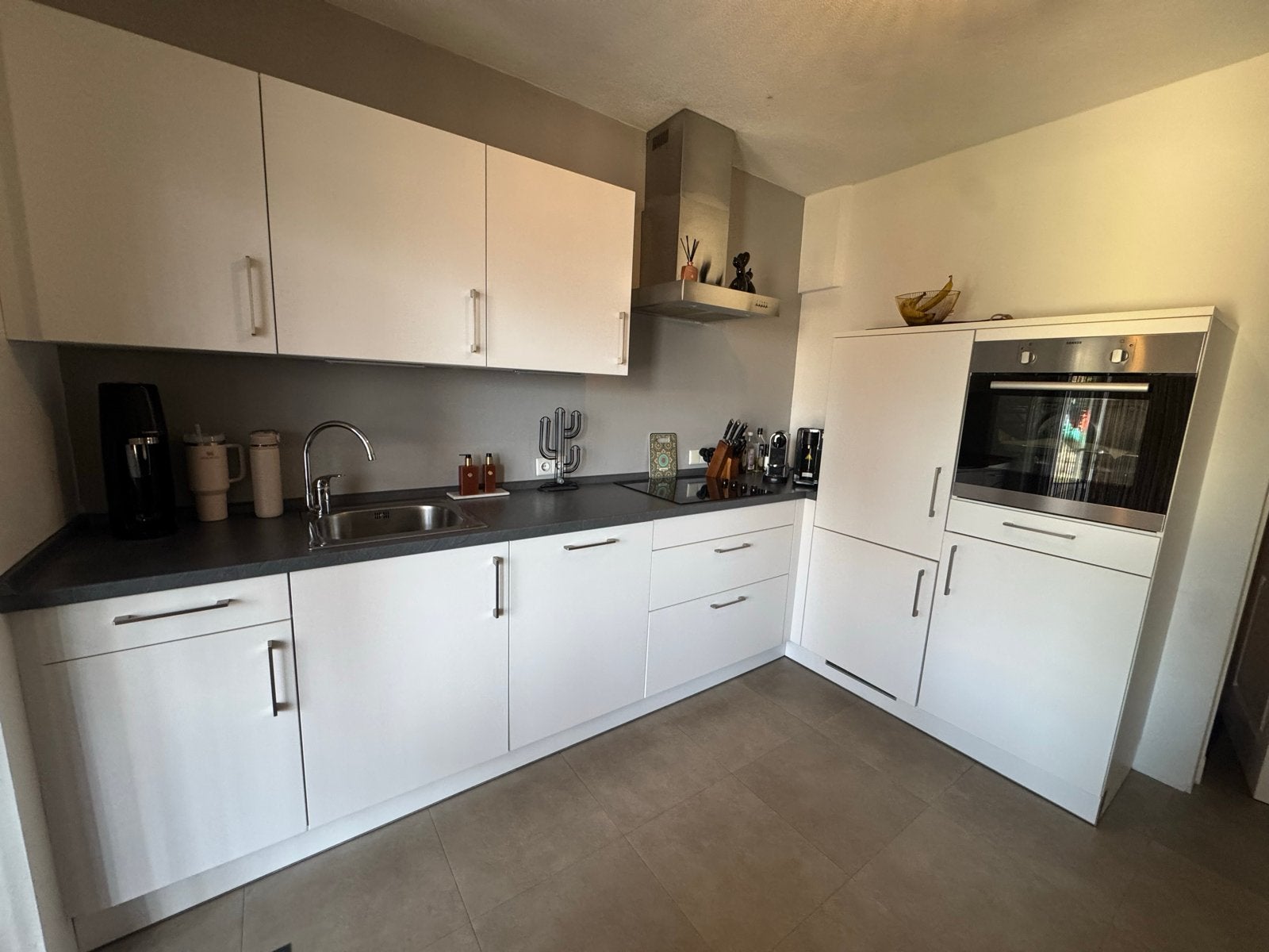 Moderne witte keuken met inbouwapparatuur, Huis en Inrichting, Keuken | Complete keukens, Ophalen, Gebruikt, Wit, Hoekkeuken