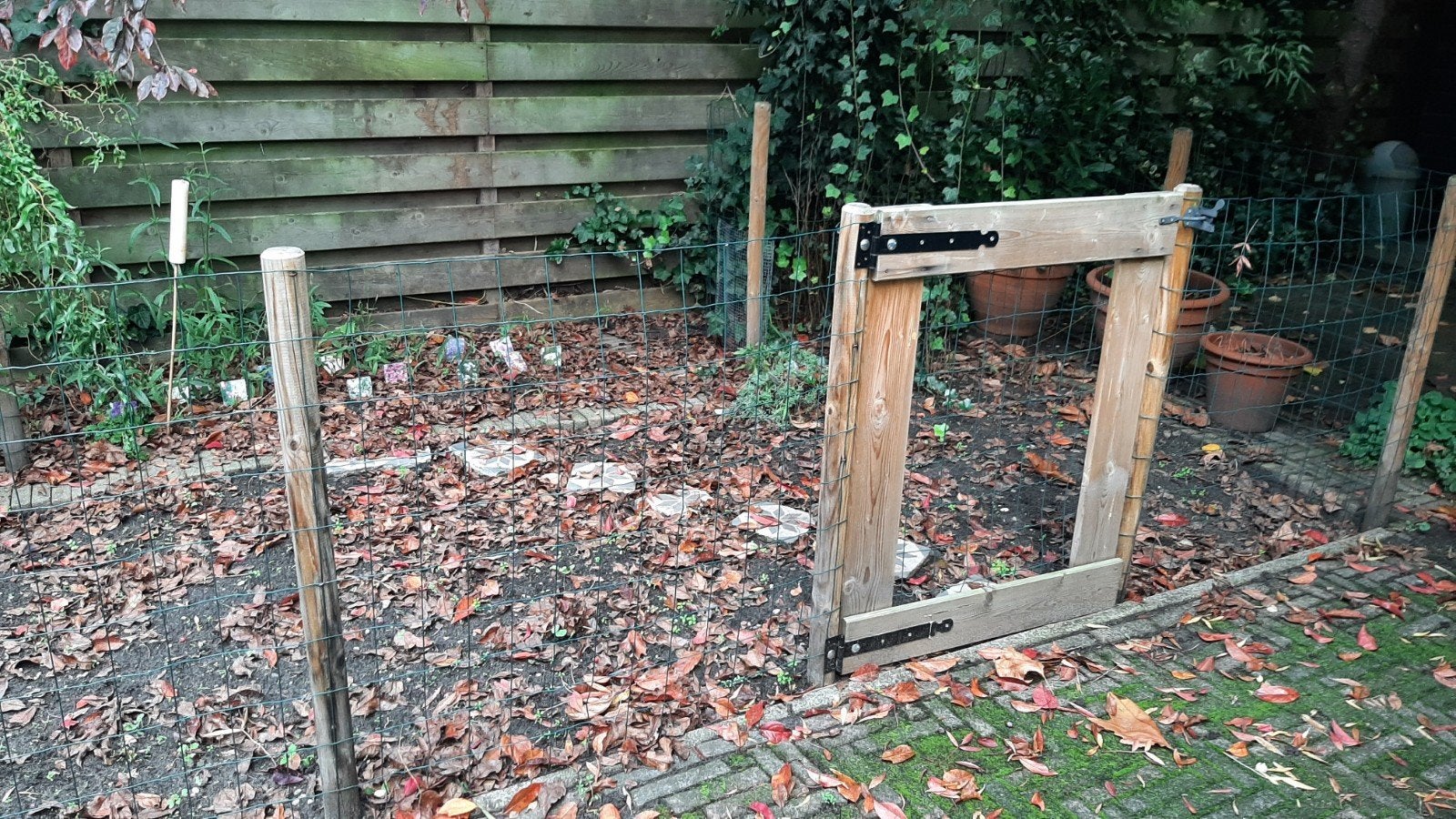 Hekwerk met 10 palen (1,5m) en poort, 3x4m, 1 jaar oud, Ophalen, Met poort, Zo goed als nieuw, Gaashekwerk