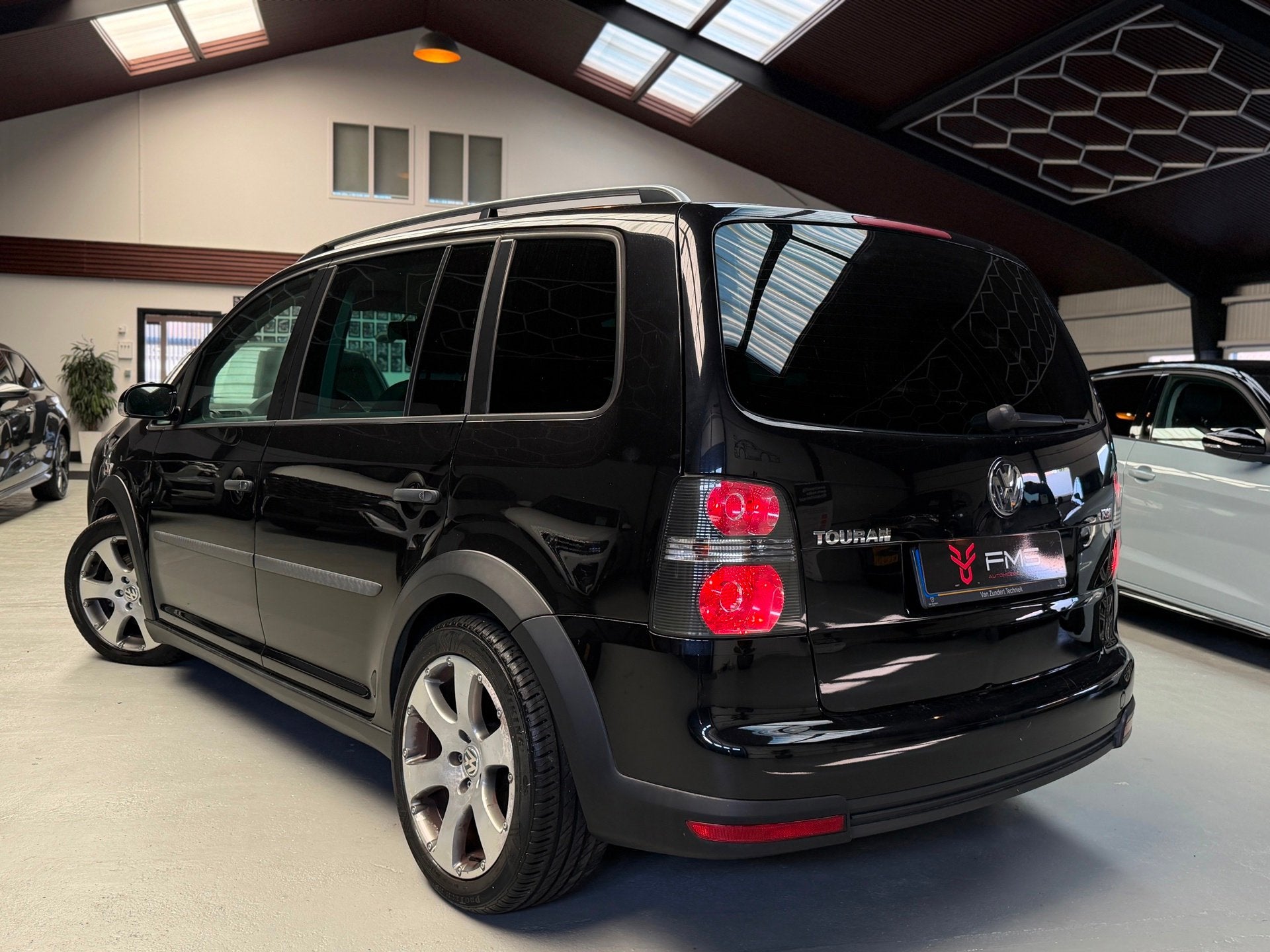 Volkswagen Touran 1.4 TSI Cross 5p. Airco Stoelverwarming, Auto's, Gebruikt, Zwart, 4 cilinders, Zwart