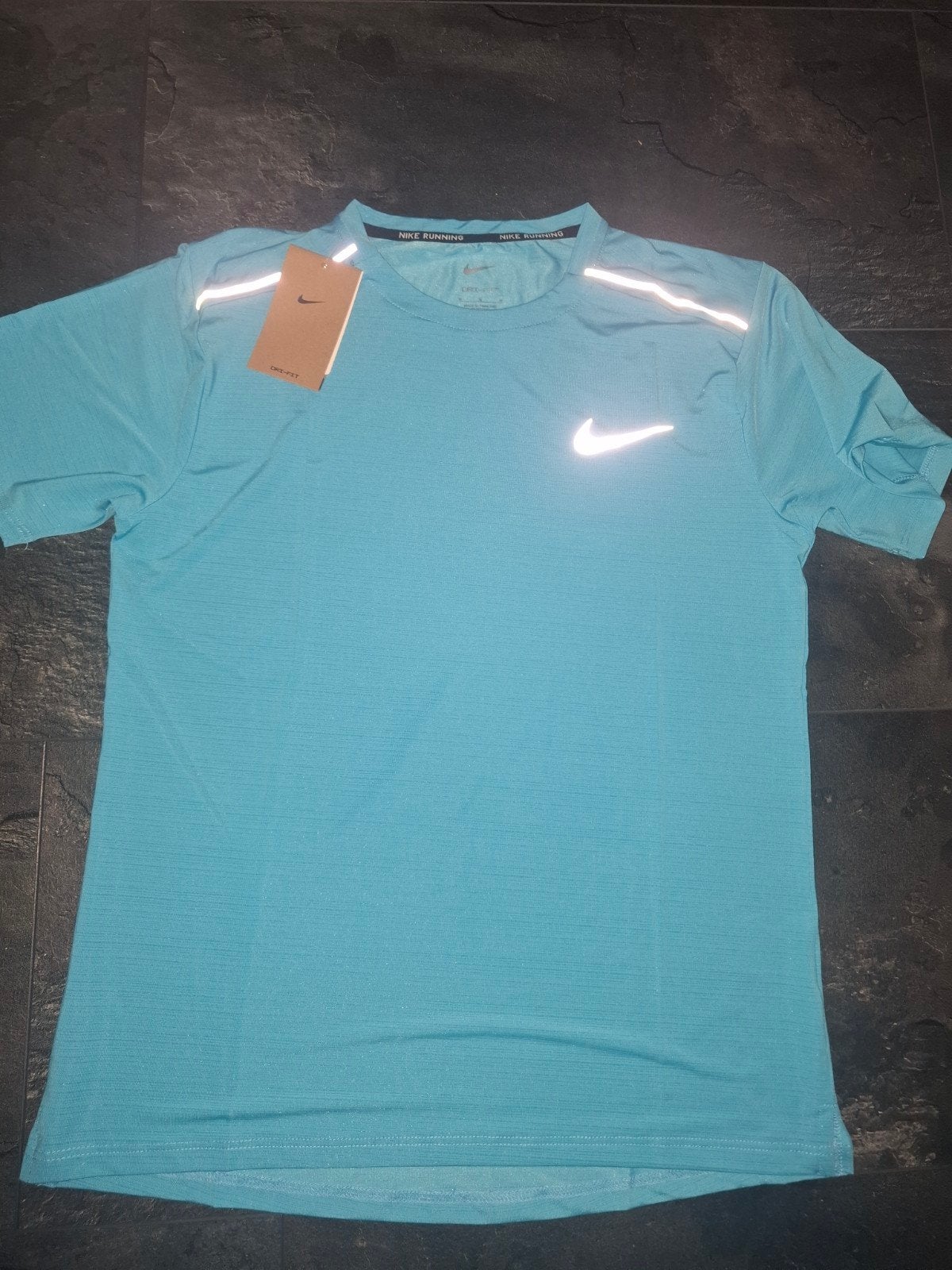 Nike hardloopset: shirt en korte broek (nieuw), Sport en Fitness, Loopsport en Atletiek, Nike, Verzenden, Nieuw, Kleding