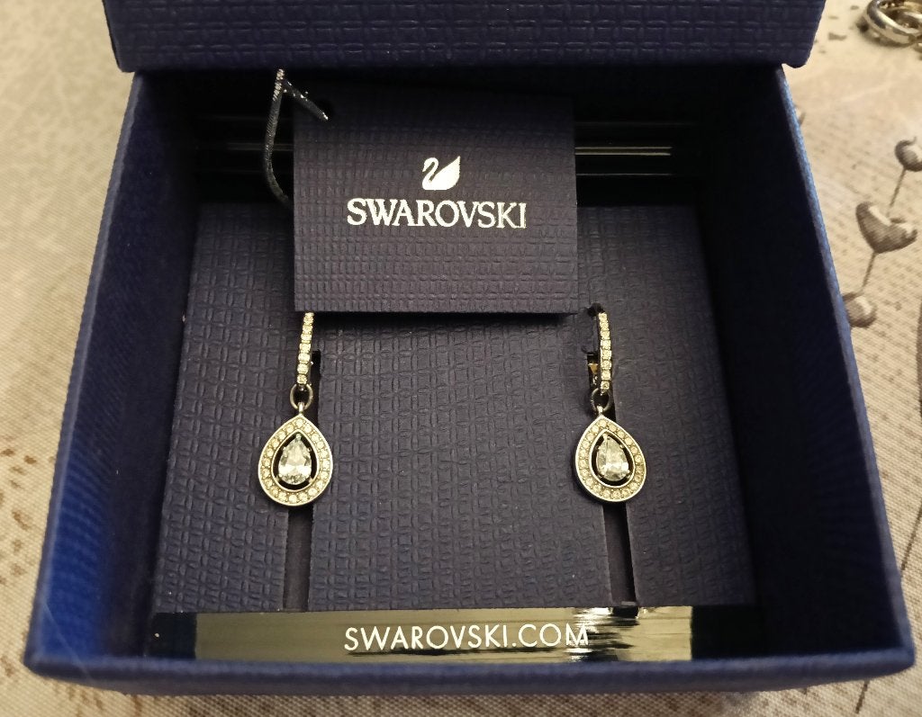 Swarovski oorbellen, als nieuw., Met kristal, Ophalen of Verzenden, Zo goed als nieuw, Knopjes of Stekers